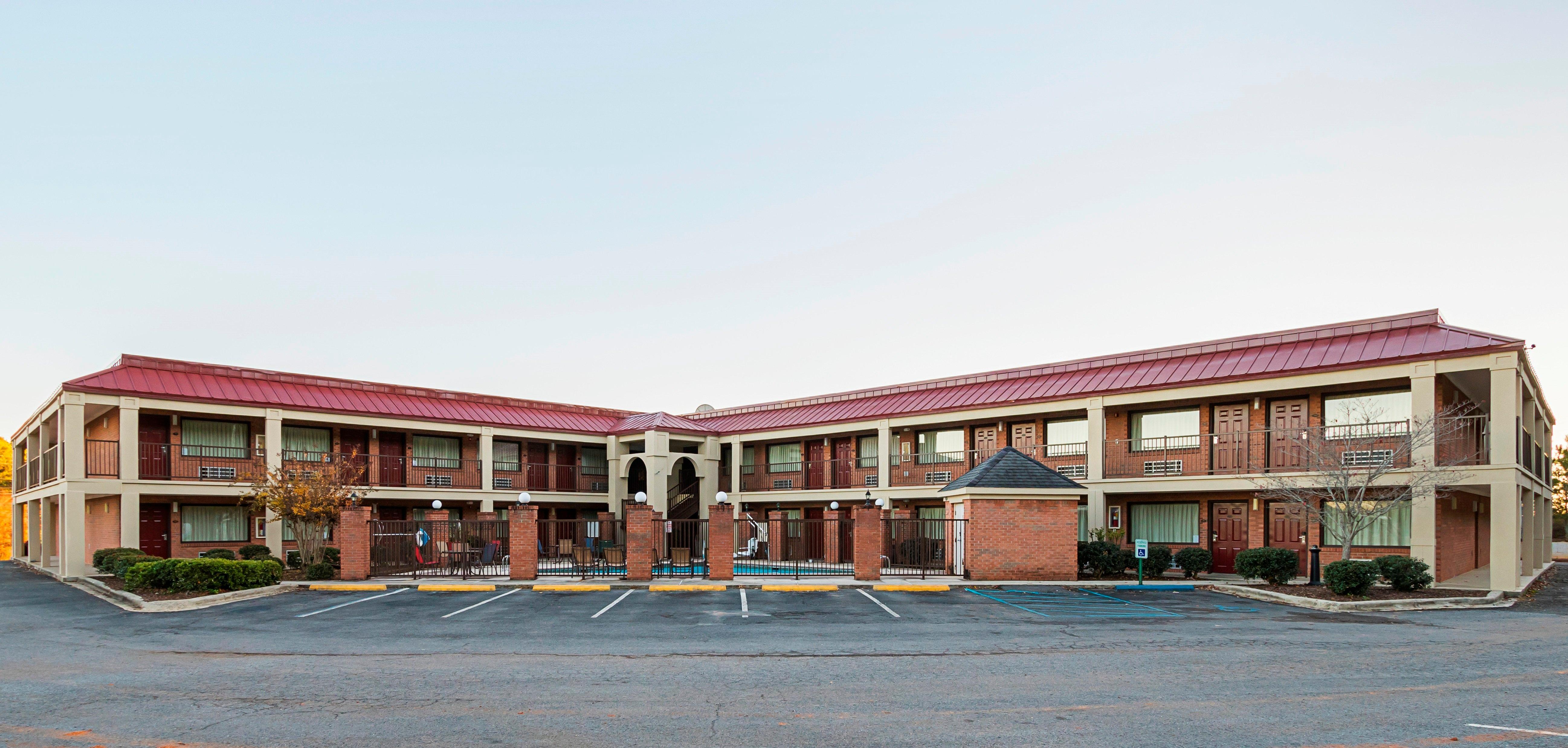 Red Roof Inn & Suites Scottsboro Exterior photo